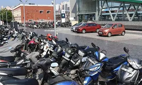 மெட்ரோ ரெயில் நிலையங்களில் மெட்ரோ ரெயில் கட்டணத்தை விட பார்க்கிங் கட்டணம் அதிகம்: பயணிகள் அதிருப்தி