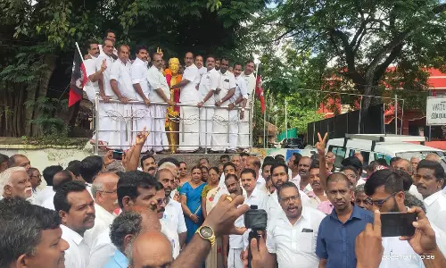குமரி மேற்கு மாவட்ட சார்பில் தக்கலையில் எம்.ஜி.ஆர். சிலைக்கு மாலை அணிவிப்பு