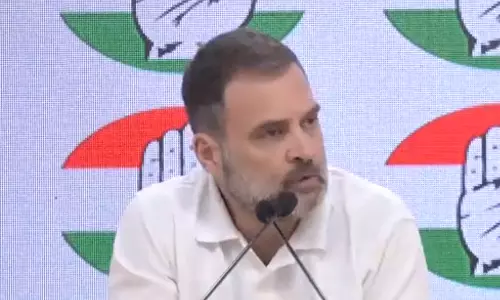 அதானியை பாதுகாக்க சரத் பவார் என்ன மோடியா? - ராகுல் கேள்வி