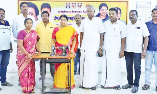 தூத்துக்குடியில் பெண்ணுக்கு தையல் எந்திரம்  - அமைச்சர் கீதாஜீவன் வழங்கினார்