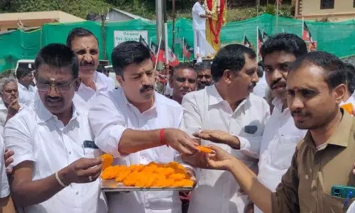 நீலகிரியில் அ.தி.மு.க. 52-வது ஆண்டு தொடக்க விழா கொண்டாட்டம்