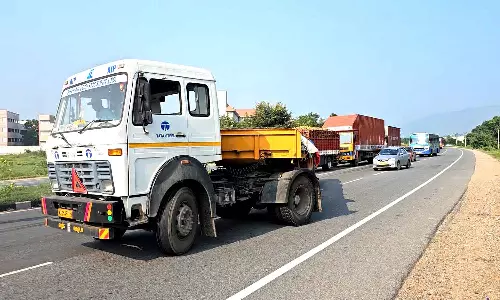 டிரைவர் குடிபோதையால் தாறுமாறாக ஓடிய லாரி