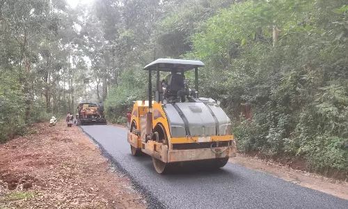 குன்னூர் பேரட்டியில் அவசரகதியில் போடப்பட்ட சாலையால் சர்ச்சை