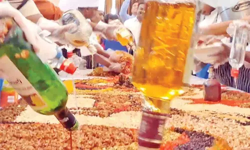 புதுவை நட்சத்திர ஓட்டல்களில் கிறிஸ்துமஸ்-புத்தாண்டு கேக் தயாரிக்க மதுபானத்தில் பழங்கள் ஊறவைப்பு