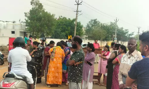 சூலூர் அருகே சாலையை சீரமைக்க கோரி பொதுமக்கள் சாலைமறியல்