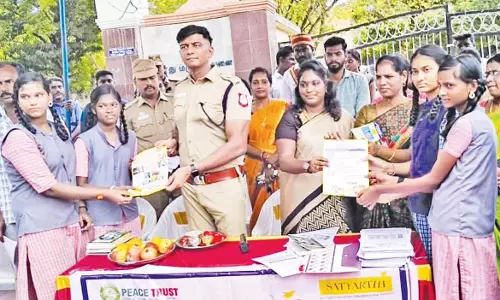 விழிப்புணர்வு மனிதசங்கிலி பேரணி