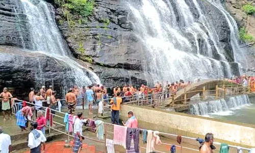 தென்காசி மாவட்டத்தில் இடி-மின்னலுடன் கனமழை: ஆலங்குளத்தில் வீடுகளில் மின்சாதன பொருட்கள் சேதம்