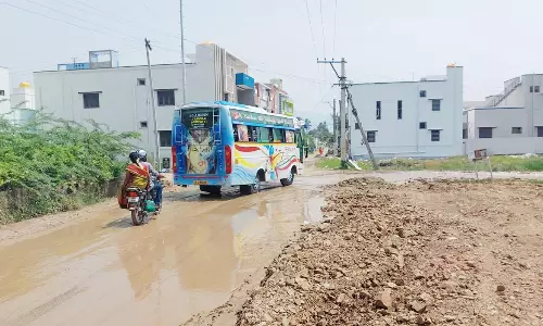 சேறும்,சகதியுமாக மாறிய தார்ச்சாலை:  சீரமைக்க கோரிக்கை