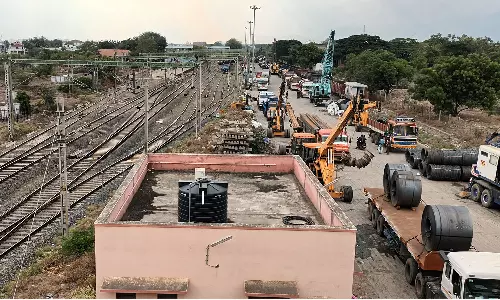 அடிப்படை வசதியின்றி தவிக்கும் பீளமேடு ரெயில் நிலையம்