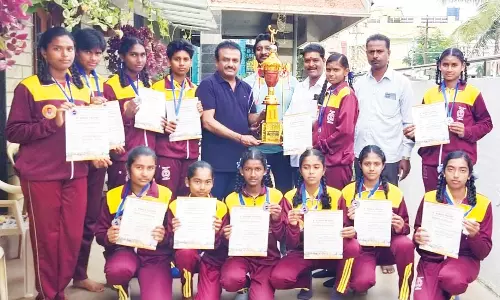 மாநில அளவிலான வாலிபால் போட்டியில் 2-வது இடம் பிடித்த அரசு பள்ளி மாணவிகள்