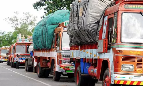 உரிமம் இன்றி இயங்கும் கனரக வாகனங்களை பறிமுதல் செய்ய வேண்டும்