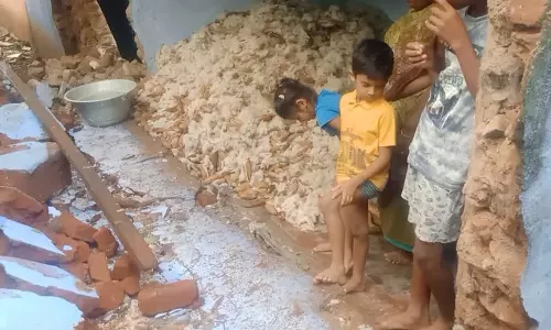 போடியில் கனமழைக்கு இடிந்த வீட்டுச்சுவர்: அதிர்ஷ்டவசமாக உயிர்தப்பிய வியாபாரி குடும்பத்தினர்