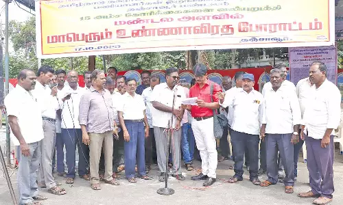 தஞ்சையில் உண்ணாவிரத போராட்டம்