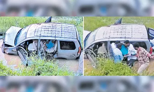 வயலில் கார் கவிழ்ந்து 4 பேர் படுகாயம்