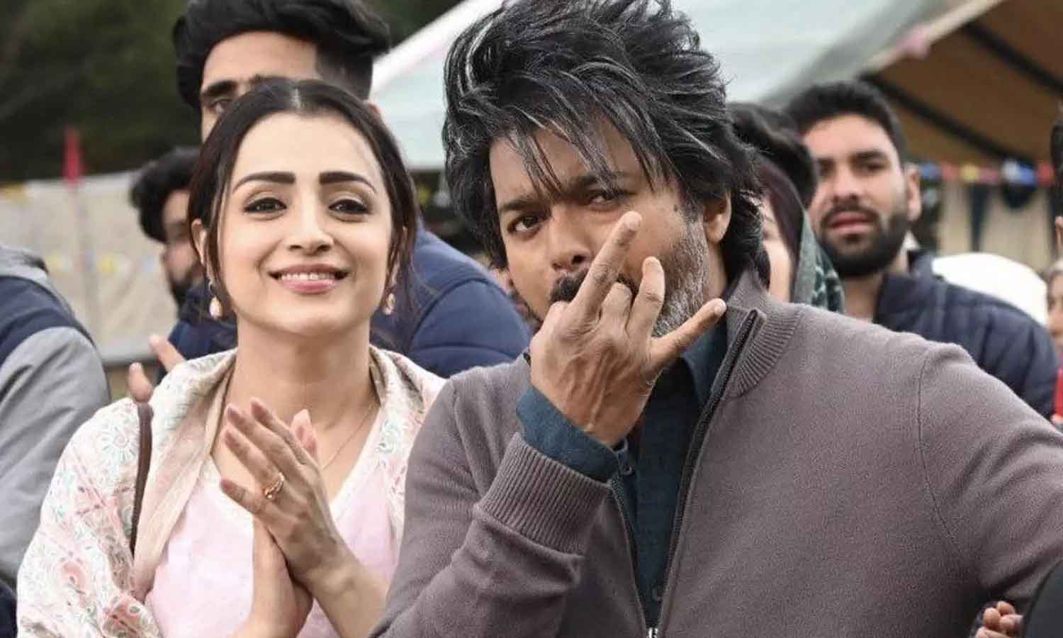 லியோ ரிலீஸ்.. திருப்பூரில் விஜய் ரசிகர்கள் 20 அடி நீள கேக் வெட்டி கொண்டாட்டம்