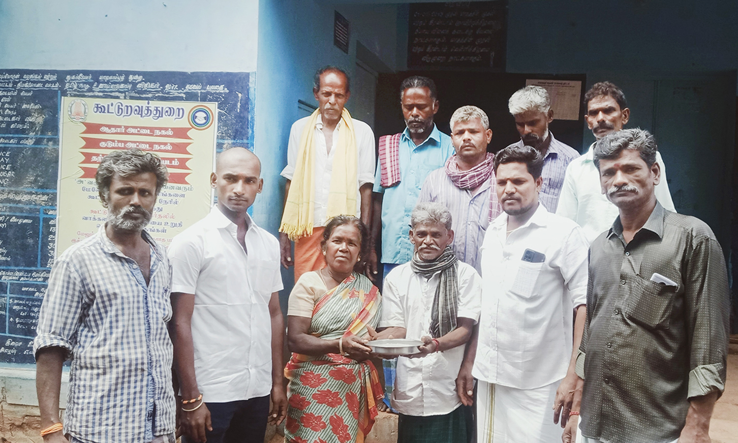 நிலக்கோட்டை அருகே ரேஷன் கடையில் பிளாஸ்டிக் அரிசி விநியோகம்? - பொதுமக்கள் பரபரப்பு புகார்