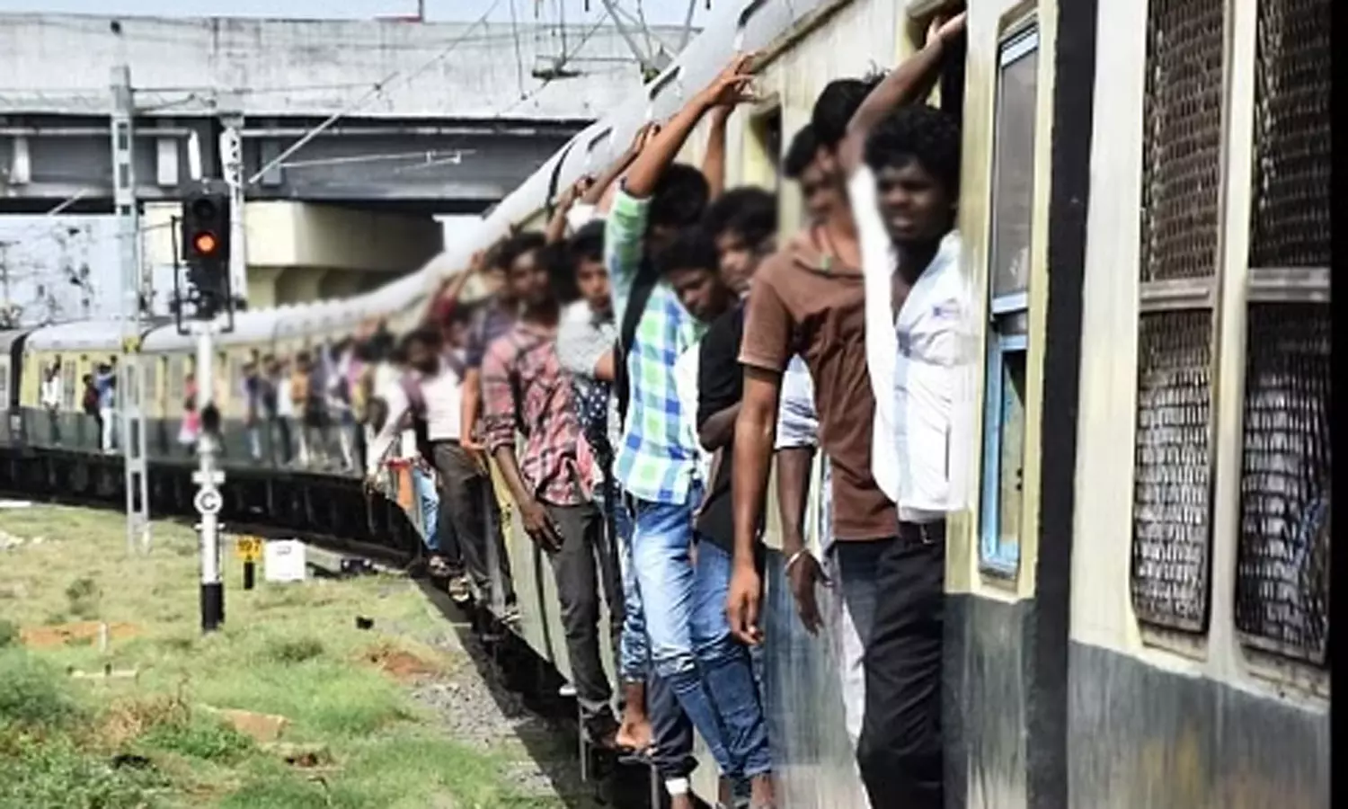 மின்சார ரெயில்களில் ஓசி பயணம் செய்வதில் மாணவர்கள் முன்னணி: ஒரே நாளில் ரூ.22.7 லட்சம் அபராதம் வசூல் மின்சார ரெயில்களில் ஓசி பயணம் செய்வதில் மாணவர்கள் முன்னணி: ஒரே நாளில் ரூ.22.7 லட்சம் அபராதம் வசூல்