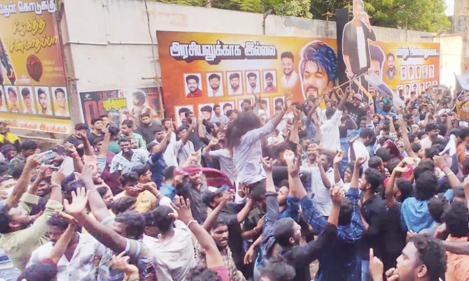 லியோ திரைப்படம் 41 தியேட்டர்களில் வெளியானது: விஜய் கட்-அவுட்டுகளுக்கு பாலாபிஷேகம் செய்து ரசிகர்கள் உற்சாகம் லியோ திரைப்படம் 41 தியேட்டர்களில் வெளியானது: விஜய் கட்-அவுட்டுகளுக்கு பாலாபிஷேகம் செய்து ரசிகர்கள் உற்சாகம்