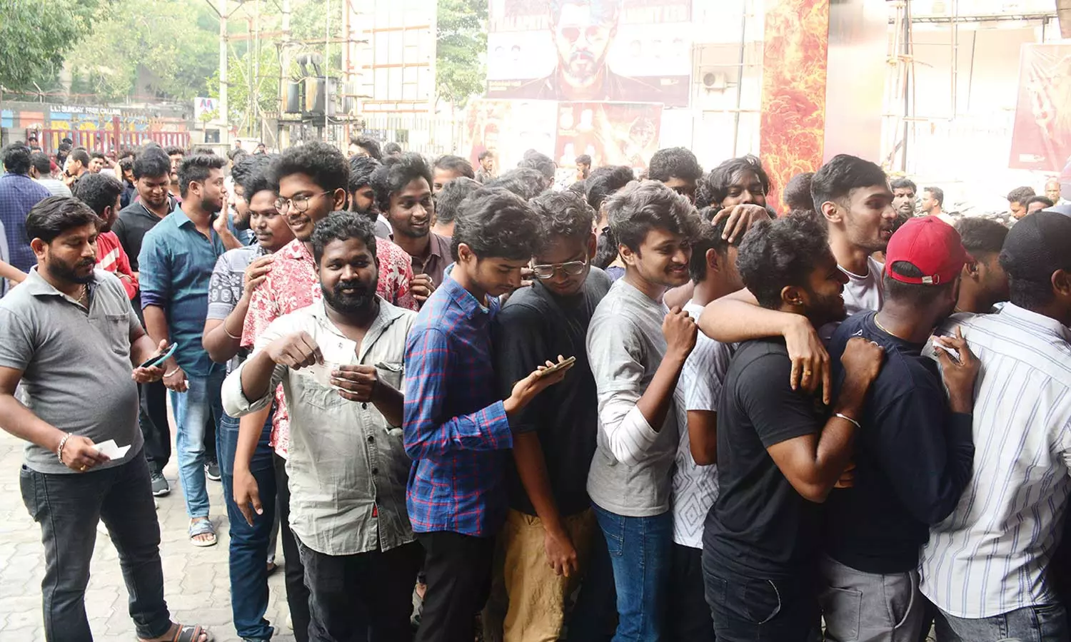 தமிழகத்தில் 900 தியேட்டர்களில் வெளியான லியோ: முதல் காட்சியை பார்ப்பதற்காக விடிய விடிய காத்திருந்த ரசிகர்கள்