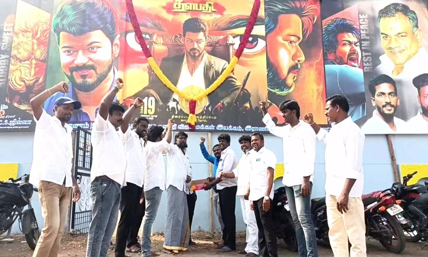 லியோ படத்தை கொண்டாடிய ரசிகர்கள் லியோ படத்தை கொண்டாடிய ரசிகர்கள்