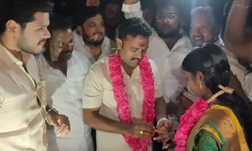 லியோ ரிலீஸ்: தியேட்டரிலேயே மோதிரம் மாற்றி திருமண நிச்சயம் செய்து கொண்ட ஜோடி