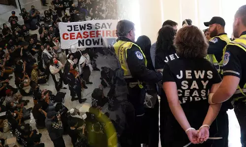 காசாவில் போர் நிறுத்தம் கோரி அமெரிக்காவில் போராட்டம்- 300 பேர் கைது