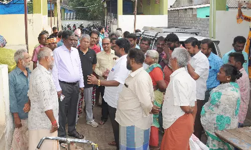 திண்டுக்கல் காந்தி மார்க்கெட்டில் அடிப்படை வசதிகள் கேட்டு கமிஷனரிடம் வியாபாரிகள் முறையீடு