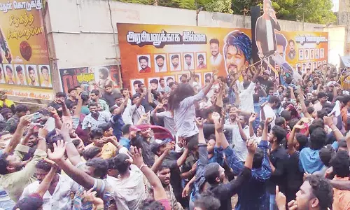 லியோ திரைப்படம் 41 தியேட்டர்களில் வெளியானது: விஜய் கட்-அவுட்டுகளுக்கு பாலாபிஷேகம் செய்து ரசிகர்கள் உற்சாகம்