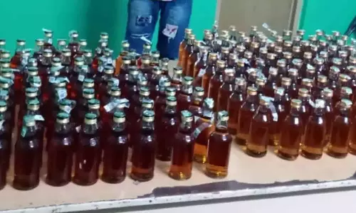 காரில் கடத்திய ரூ.2½ லட்சம் மதிப்புள்ள மதுபாட்டில்கள் பறிமுதல்- வாலிபர் கைது