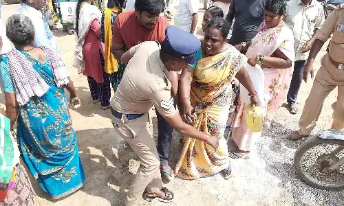 ஆக்கிரமிப்பு அகற்றம்- தீக்குளிக்க முயன்றதால் பரபரப்பு