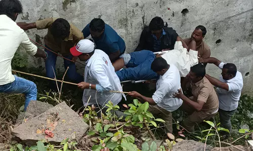 ஏற்காடு மலைப்பாதையில்  60 அடி பள்ளத்தில் விழுந்த முதியவர்