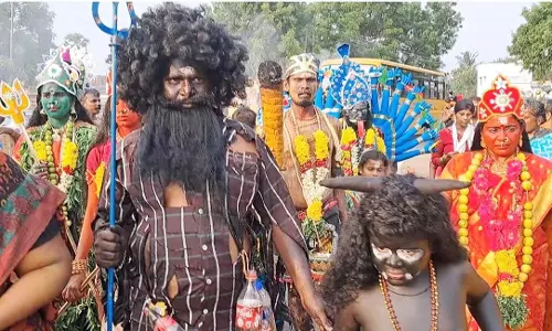 திருப்புவனம் வைகை வடகரை பகுதியில்  சுவாமி வேடமிட்டு வலம் வந்த பக்தர்கள்