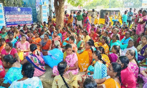 தூய்மை பணியாளர்கள் 2-வது நாளாக போராட்டம்