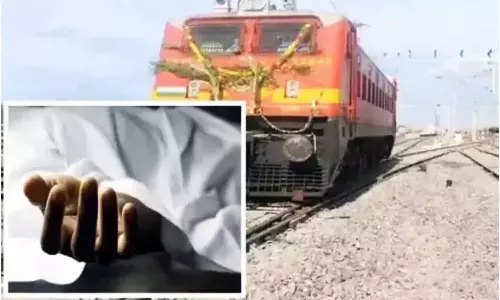 மார்த்தாண்டம் அருகே தண்டவாளத்தில் அமர்ந்து மது அருந்தியவர்கள் மீது ரெயில் மோதியது