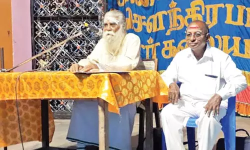 குலசேகரன்பட்டினத்தில் இன்று இரவு  காமதேனு வாகனத்தில் நவநீதகிருஷ்ணராக அம்மன் எழுந்தருளுகிறார்