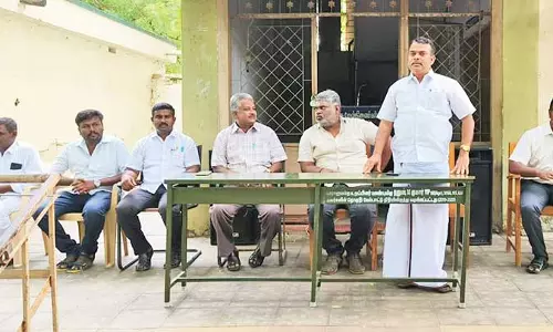 வாசுதேவநல்லூர் அரசு பள்ளி மாணவர்களுக்கு மேஜைகள்- இருக்கைகள் வழங்கல்