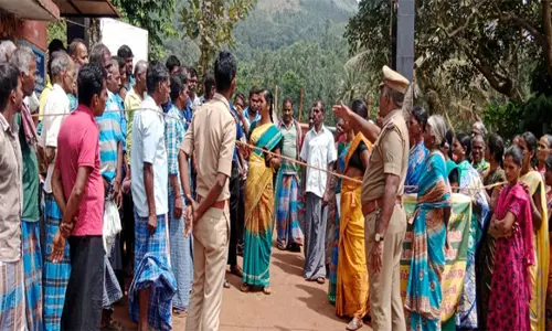 கொல்லிமலை  மாசிலா அருவியை ஆண்கள் சுய உதவி குழுவிடம் ஒப்படைக்க கோரி ஆர்ப்பாட்டம்