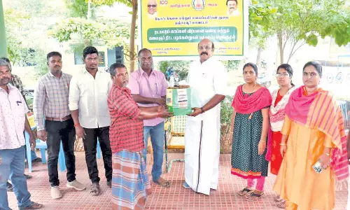 தோட்டக்கலைத்துறை சார்பில் பயனாளிகளுக்கு நடமாடும் காய்கனி விற்பனை வண்டி