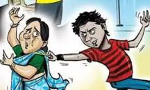 மோட்டார் சைக்கிளில்  சென்ற இளம்பெண்னிடம் 5 பவுன் தாலி செயின் பறிப்பு