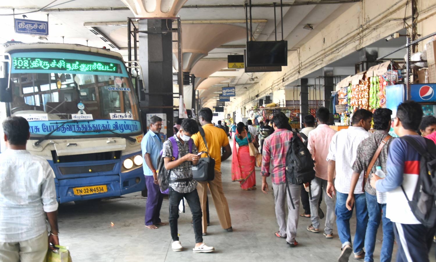 ஆயுத பூஜை சிறப்பு பஸ்கள் நிரம்பின: சென்ட்ரல், எழும்பூர் ரெயில் நிலையங்களில் குவிந்த மக்கள் கூட்டத்தால் நெரிசல்