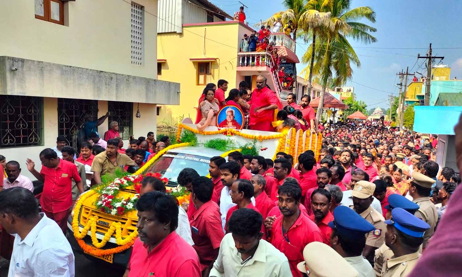 மேல்மருவத்தூருக்கு லட்சக்கணக்கானோர் வருகை: பங்காரு அடிகளார் உடலுக்கு செவ்வாடை பக்தர்கள் அஞ்சலி