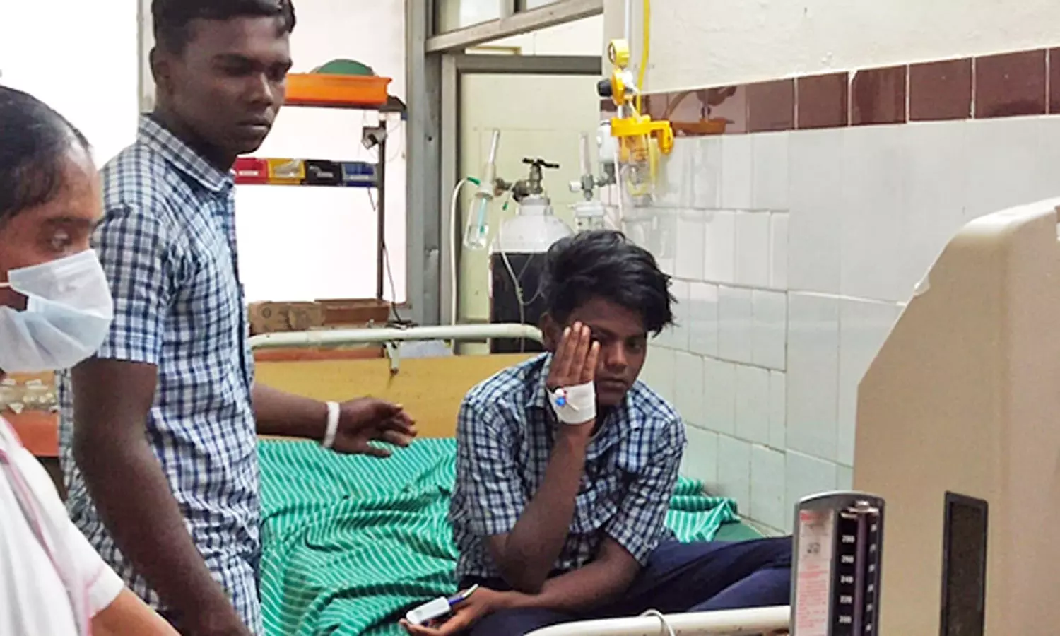 தலைமை ஆசிரியர் தாக்கியதில் பிளஸ்-2 மாணவன் காயம்