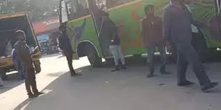 துறையூரில் நடுரோட்டில் பஸ்சை நிறுத்திய மினி பஸ் டிரைவரால் பரபரப்பு துறையூரில் நடுரோட்டில் பஸ்சை நிறுத்திய மினி பஸ் டிரைவரால் பரபரப்பு