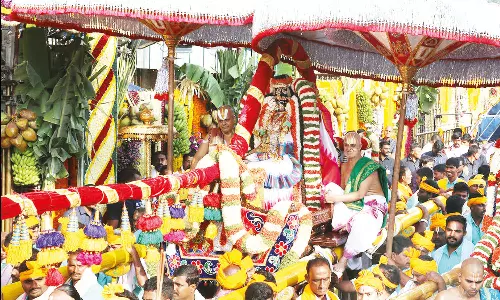 பல்லக்கு, கருட வாகனங்களில் மலையப்பசாமி வீதிஉலா