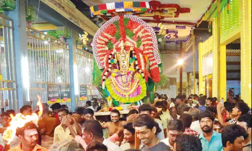 பாலசுப்பிரமணியர் கோலத்தில் முத்தாரம்மன் வீதி உலா