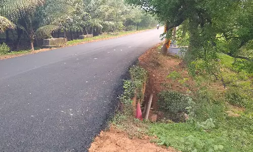 மயிலாடும்பாறை அருகே சமதளமின்றி தார் சாலை அமைப்பதால் விபத்து அபாயம்