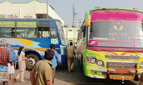 ஒட்டன்சத்திரத்தில் கோர்ட்டு உத்தரவை மீறி இயங்கும் தனியார் பஸ்கள்