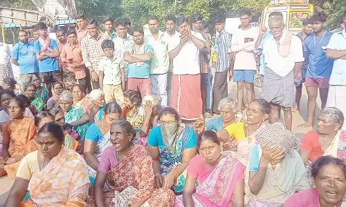 விண்ணப்பித்தும் கிடைக்காததால் ஆத்திரம்: கலைஞர் உரிமை தொகை கேட்டு பெண்கள் திடீர் சாலை மறியல்