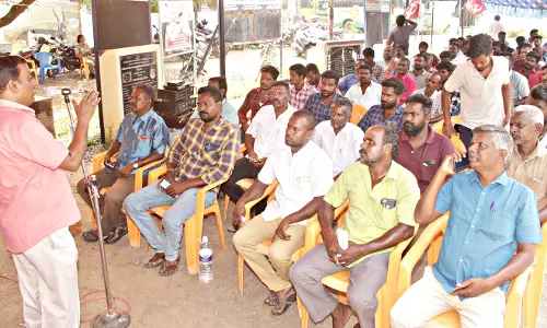 மின்வாரிய ஊழியர்கள் தர்ணா போராட்டம்