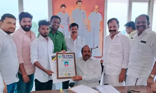 முட்டிப்போட்டுக் கொண்டே சிலம்பம் சுற்றிக்கொண்டு 1 கி.மீ. கடந்தவாலிபருக்கு அமைச்சர் -எம்.எல்.ஏ.பாராட்டு